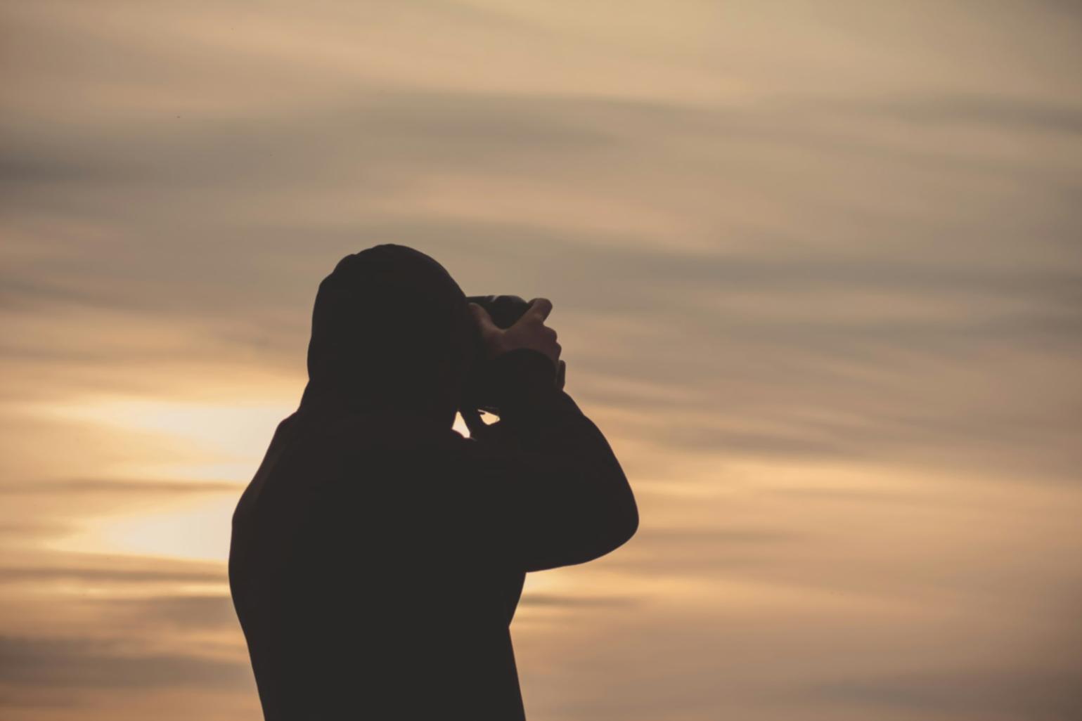 Makrofotografie-Workshop mit Teilnehmern beim praktischen Fotografieren von Pflanzen